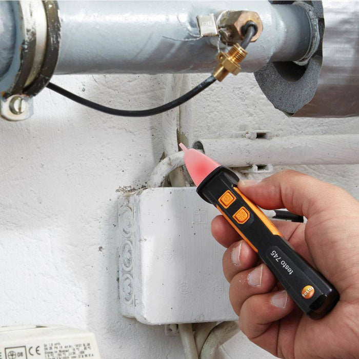 Testo 745 : Non-contact Voltage Tester with Built-in Flashlight